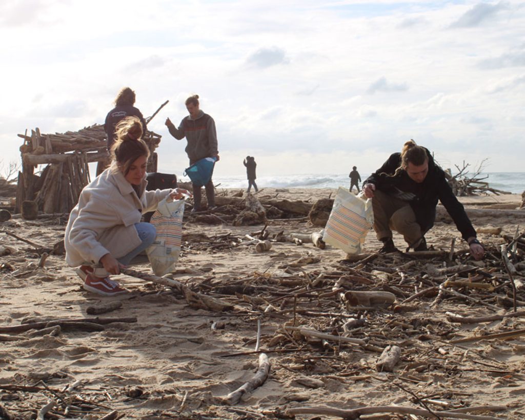 Équipe d'ECOSEASTEM nettoyant une plage